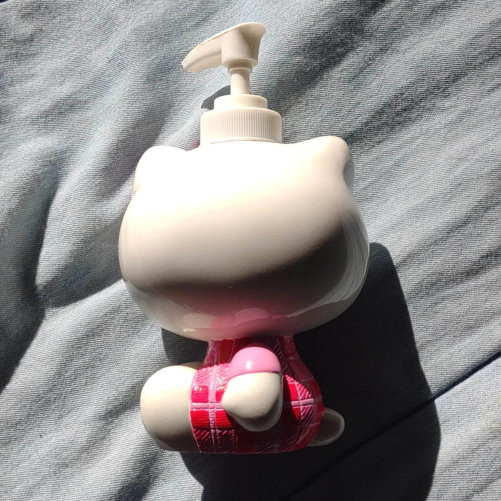 Sanrio Hello Kitty Soap Dispenser! - Picture 2 of 9